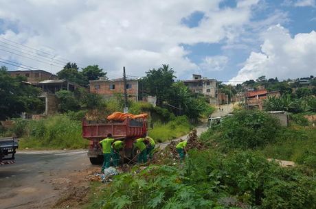 Em Ribeirão das Neves, detentos estão trabalhando na limpeza de algumas ruas das regiões com mais casos de dengue (Crédito: Reprodução)