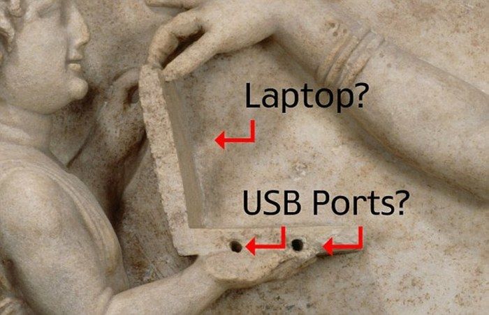 Estátua segurando possível laptop (Crédito: Reprodução)