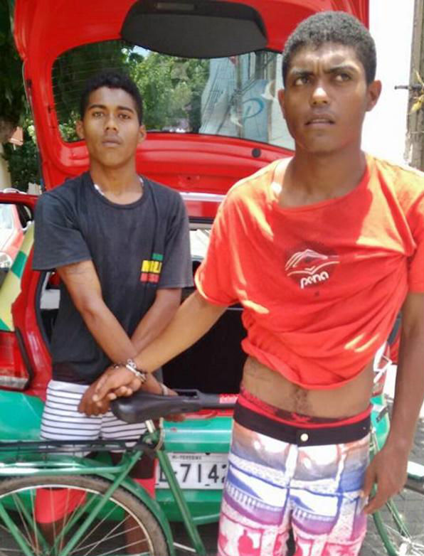 Os dois irmãos flagrados roubando