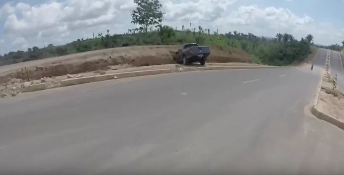 Motorista perdeu controle de veículo (Crédito: Reprodução)