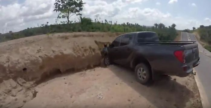Motorista perdeu controle de veículo (Crédito: Reprodução)