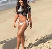 Fernanda Souza mostra boa forma de biquíni durante ensaio na praia