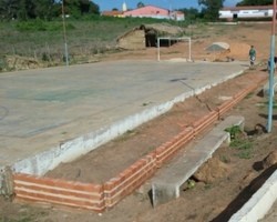 Prefeitura de Lagoinha faz reforma da Quadra de Esportes no Centro 
