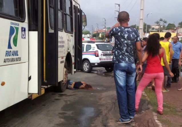 Mulher é atropelada por ônibus (Crédito: Divulgação)