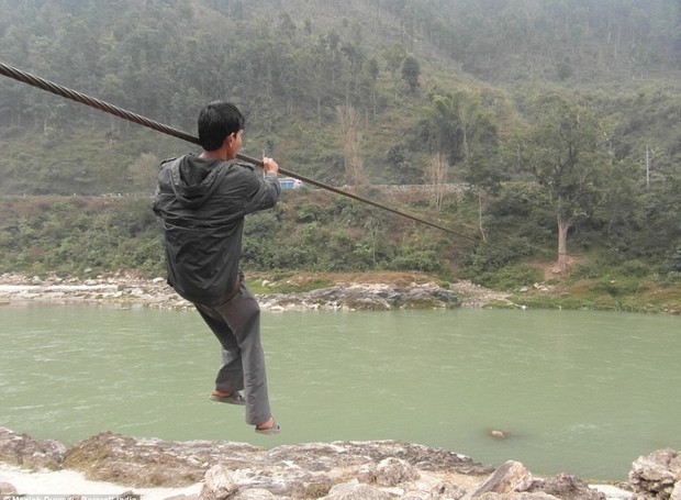 Crianças arriscam suas vidas para ir à escola no Nepal (Crédito: Reproduçãp)