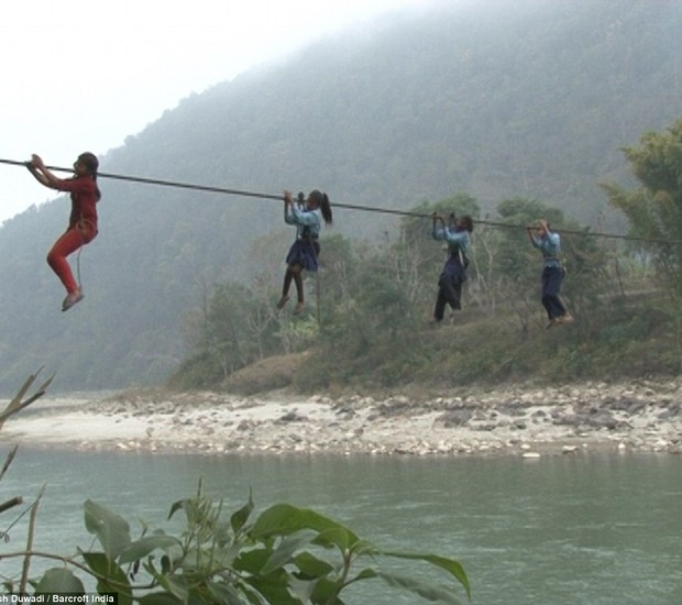 Crianças arriscam suas vidas para ir à escola no Nepal (Crédito: Reproduçãp)