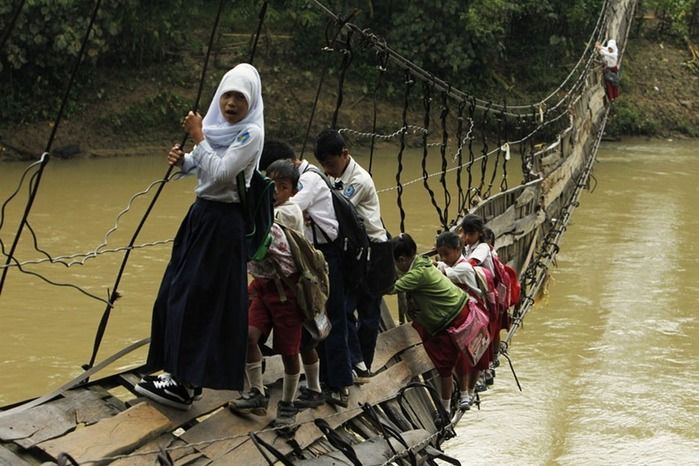 Crianças arriscam suas vidas para ir à escola no Nepal (Crédito: Reproduçãp)