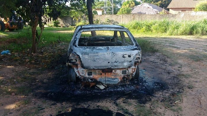 Carro foi incendiado no pátio de hospital (Crédito: Portal Cidade Luz)