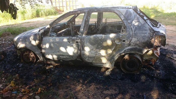 Carro foi incendiado no pátio de hospital (Crédito: Portal Cidade Luz)