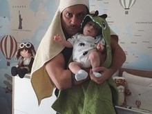 Alexandre Nero posta foto bem humorada com o filho no colo