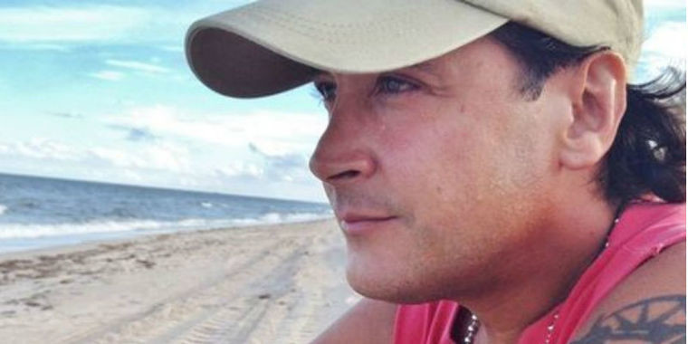 Ex-Menudo ganha a vida vendendo sanduíches em periferia