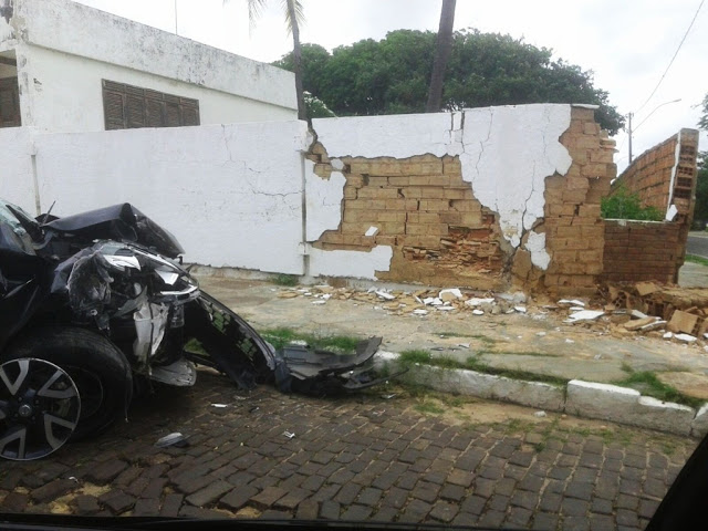 Veículo bateu em muro (Crédito: Reprodução)