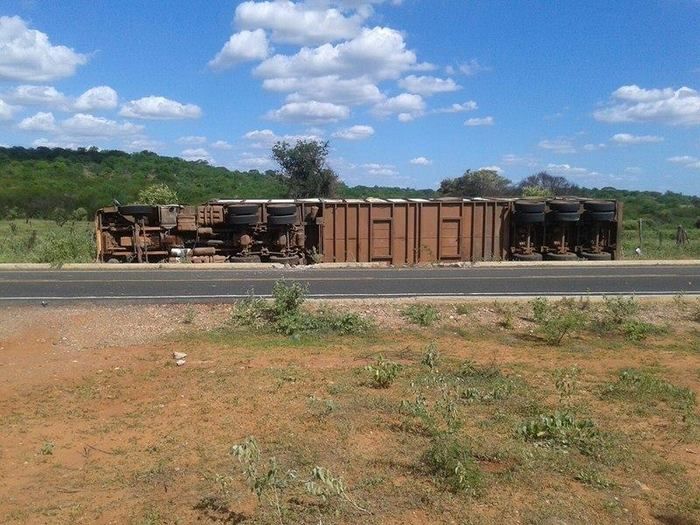 Carreta tombou em acidente (Crédito: Reprodução)