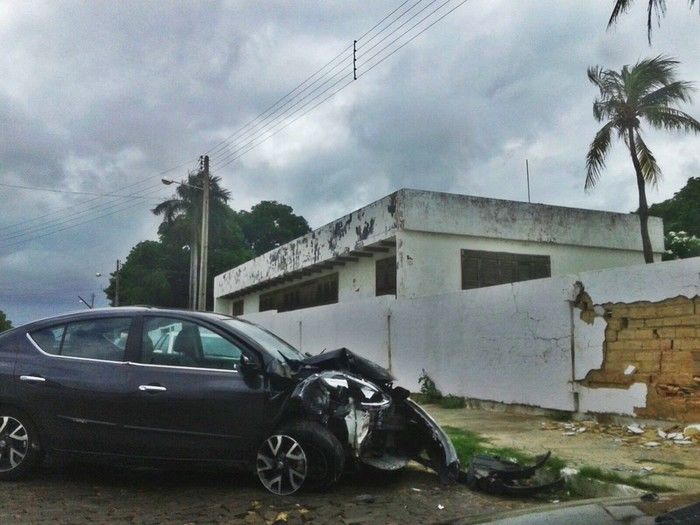Veículo bateu em muro (Crédito: Reprodução)