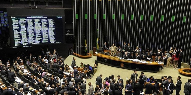 Câmara aprova corte dos salários de presidente e ministros no país