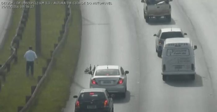 Motorista pede parada para travessia (Crédito: Reprodução)