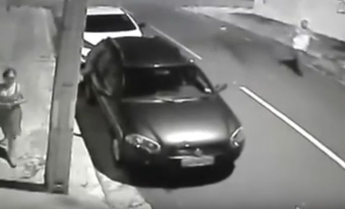 Mulher teve carro tomado de assalto (Crédito: Reprodução)