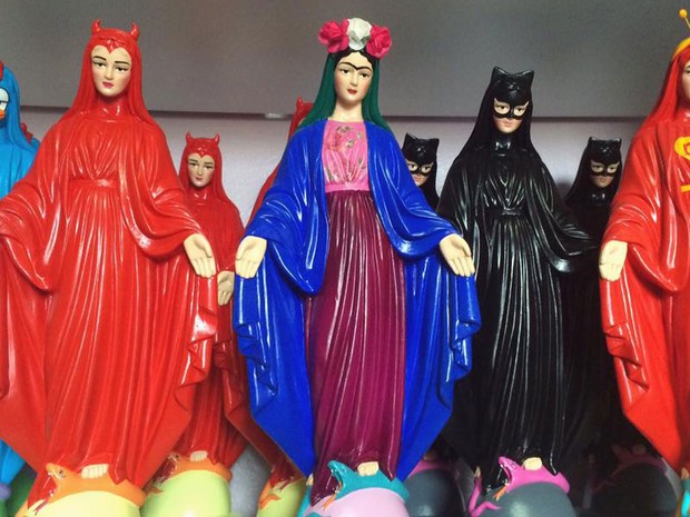 Estatuetas de santos com rostos e vestes de personagens famosos vendidas em loja de Brasília (Crédito: Ana Smile)