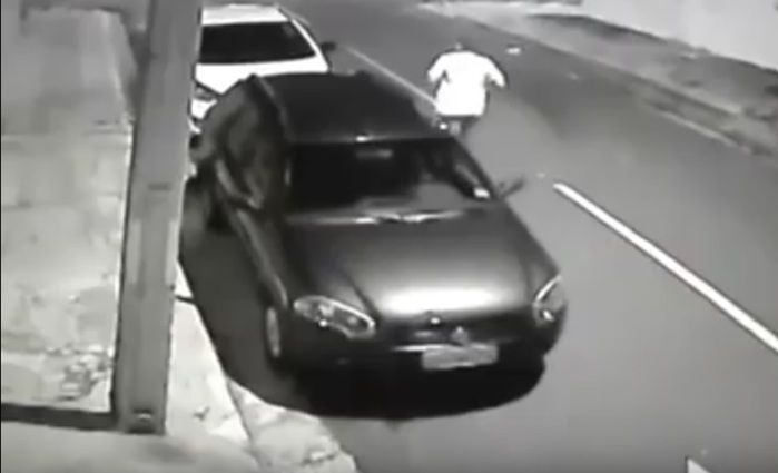Mulher teve carro tomado de assalto (Crédito: Reprodução)