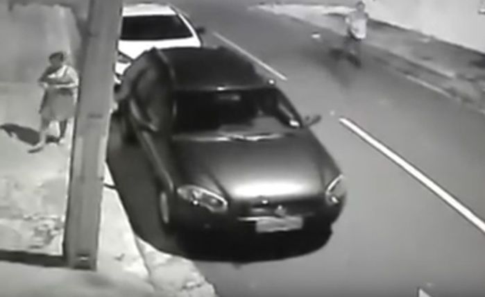 Mulher teve carro tomado de assalto (Crédito: Reprodução)