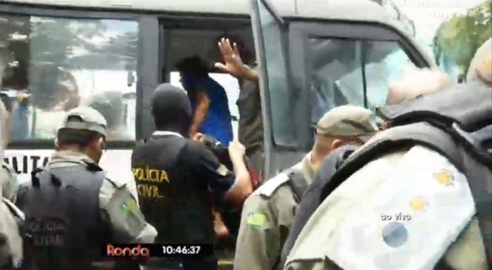 Jovens sendo levados para Central (Crédito: Reprodução/TV Meio Norte)