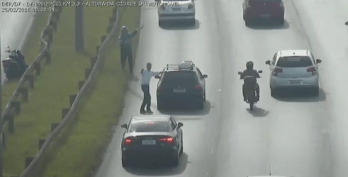 Motorista pede parada para travessia (Crédito: Reprodução)