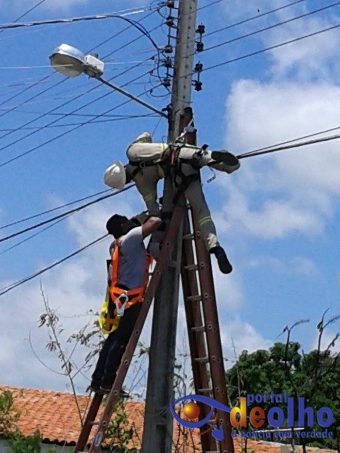Homem foi socorrido após choque (Crédito: Reprodução)