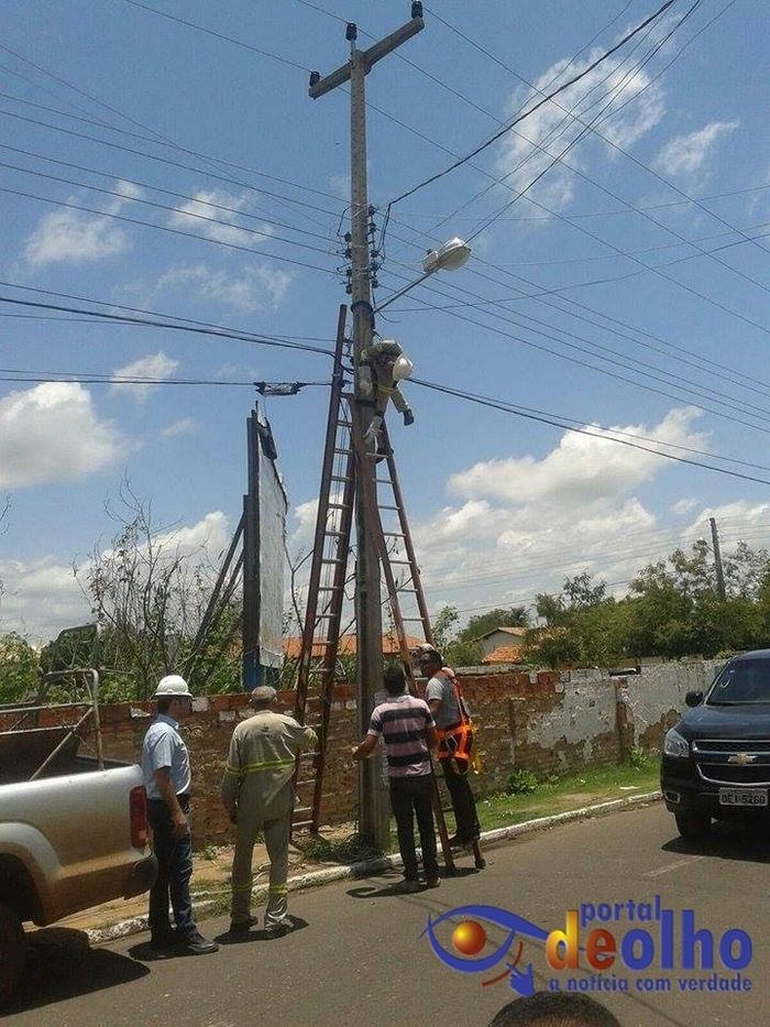 Homem foi socorrido após choque (Crédito: Reprodução)