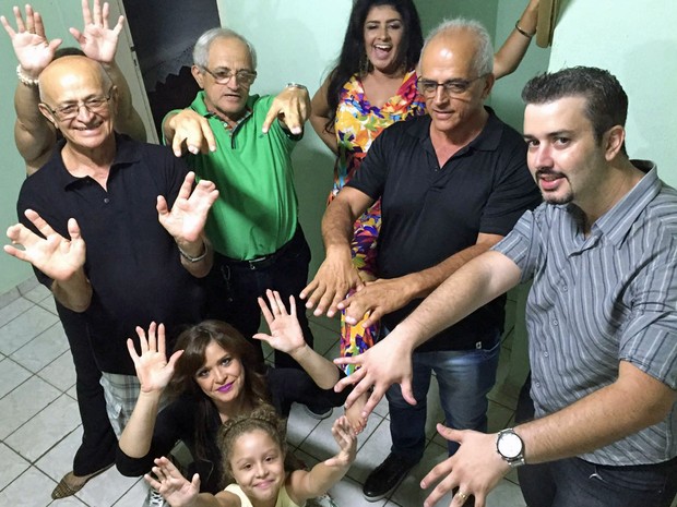 Família que tem 20 pessoas com dedos "colados" chama atenção na web (Crédito: Reprodução)