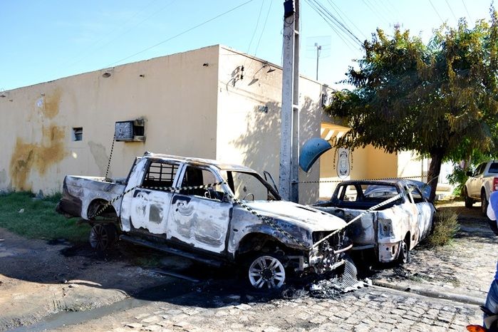 Camionete Mitsubishi L200 ficou destruída