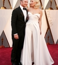 Lady Gaga troca beijo com Taylor Kinney no tapete vermelho do Oscar