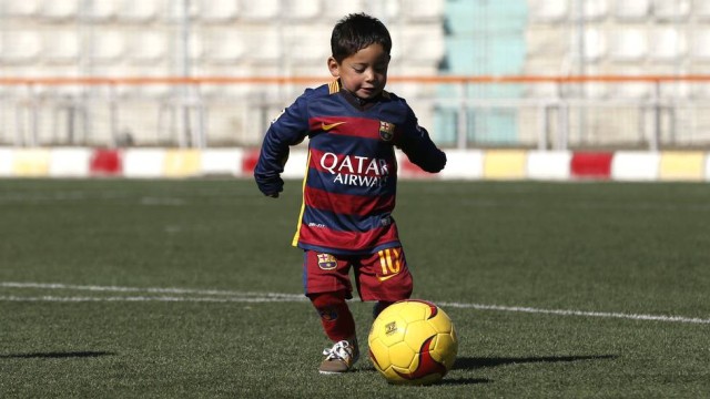 Menino ganhou uniforme oficial do Barcelona (Crédito: Reprodução)