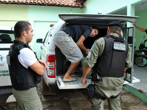 presos em tranferência (Crédito: Divulgação)