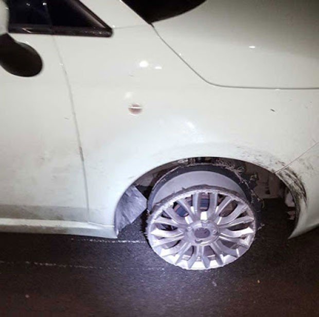 Motorista bêbada foi presa ao ser flagrada dirigindo sem um dos pneus (Crédito: Reprodução)