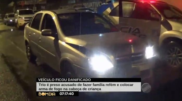 Veículo ficou danificado após batida (Crédito: Reprodução)