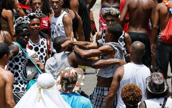 Percurso do bloco é interrompido por confusões