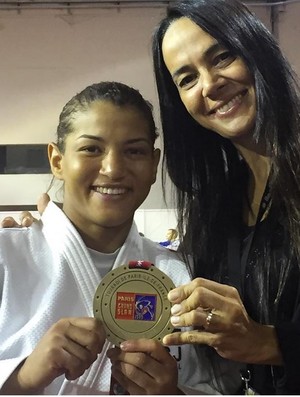 Sarah Menezes e a técnica Rosicleia Campos n (Crédito: Reprodução / Instagram)