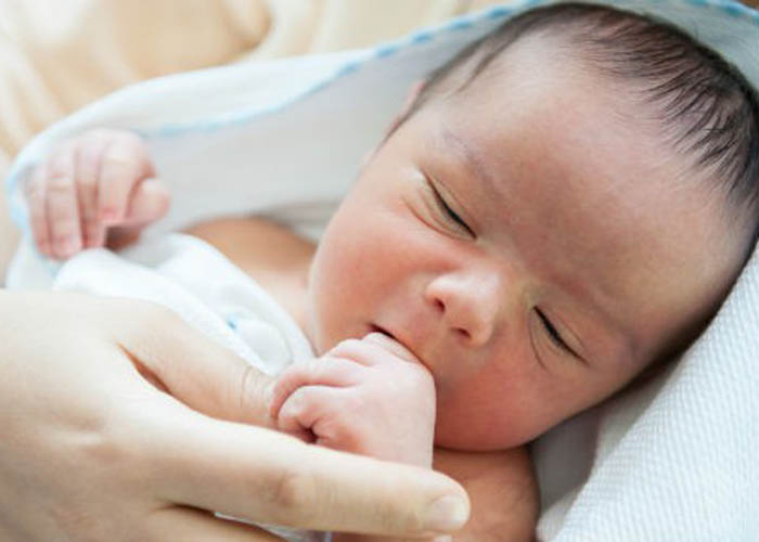Contato do bebê com bactérias da vagina da mãe faz bem à saúde