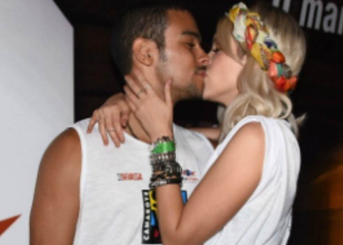 Sérgio Malheiros e Sophia Abrahão trocaram beijos em um camarote