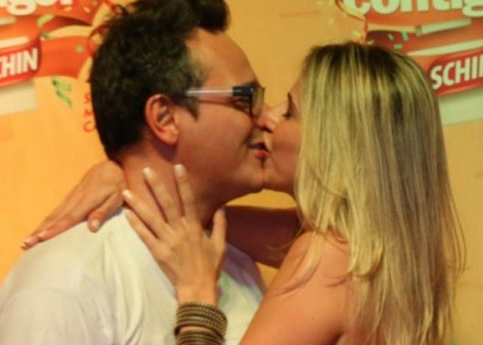 Danton Mello deu um beijão na mulher em um dos camarotes em Salvador