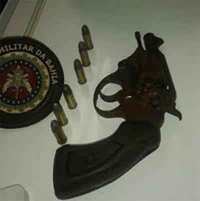 Arma apreendida com a garota