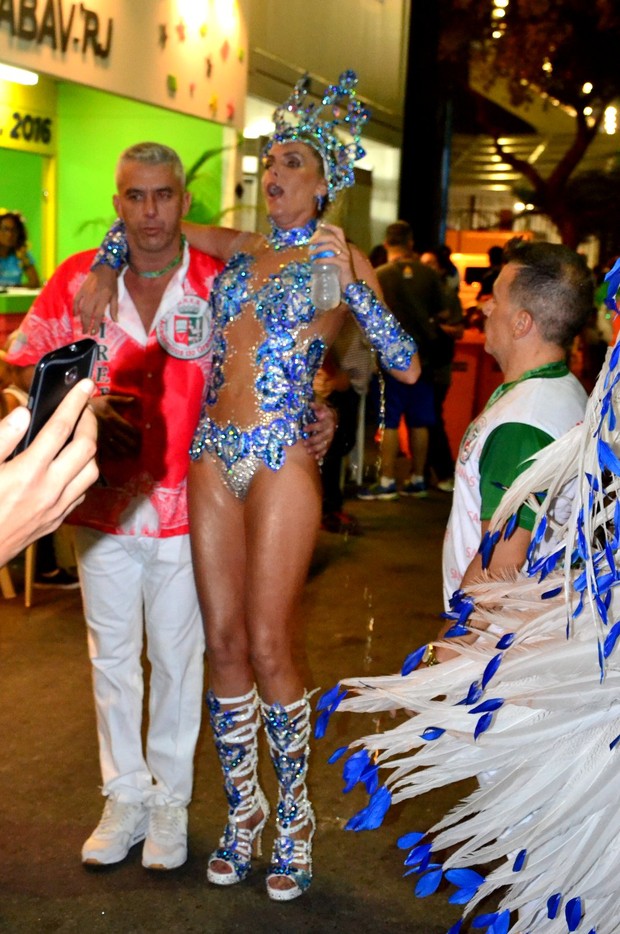 Ana teria passado mal durante o desfile
