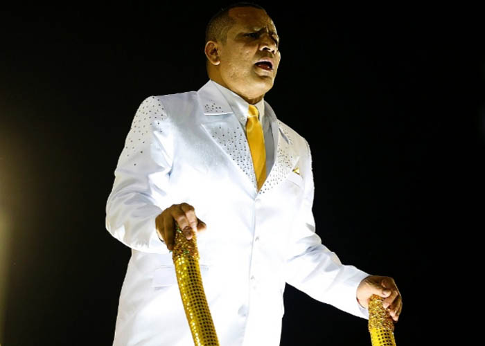 Pai representou Neymar em desfile no Rio