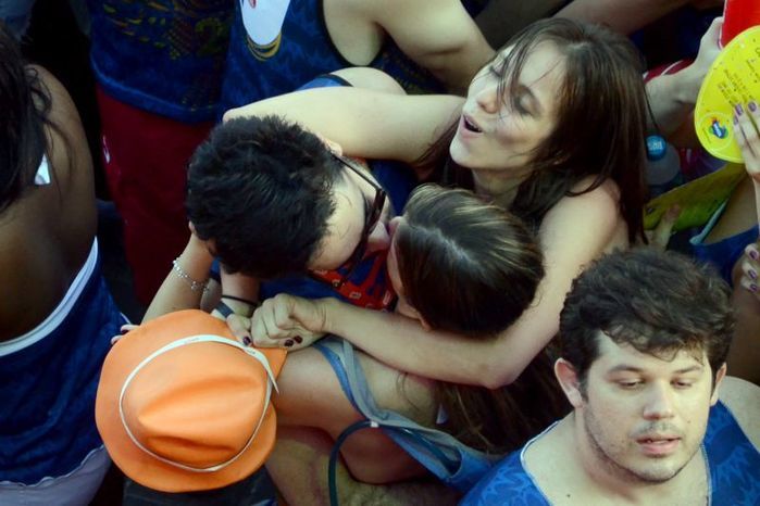 Beijos acontecem com frequência no carnaval