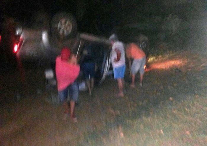Carro de médico capotou na rodovia