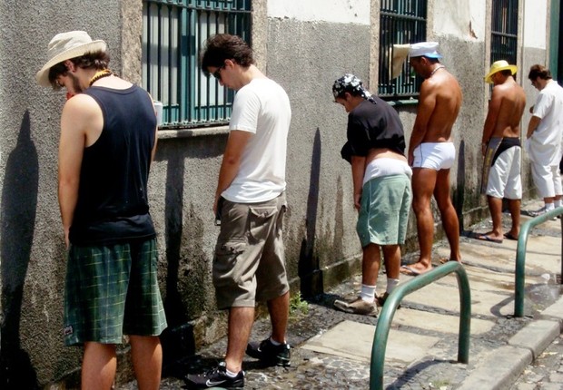 Folião no Rio está proibido de urinar nas ruas