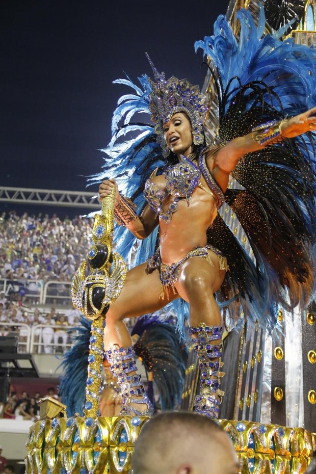 Gracyanne Barbosa desfilando (Crédito: Agnews)