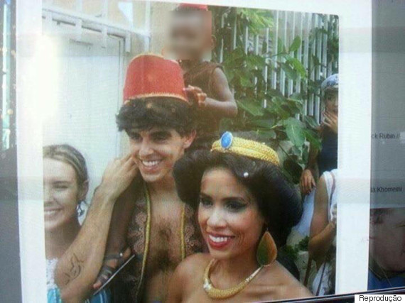 Pais com filho fantasiado de macaco