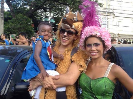 Pais com filho fantasiado de macaco