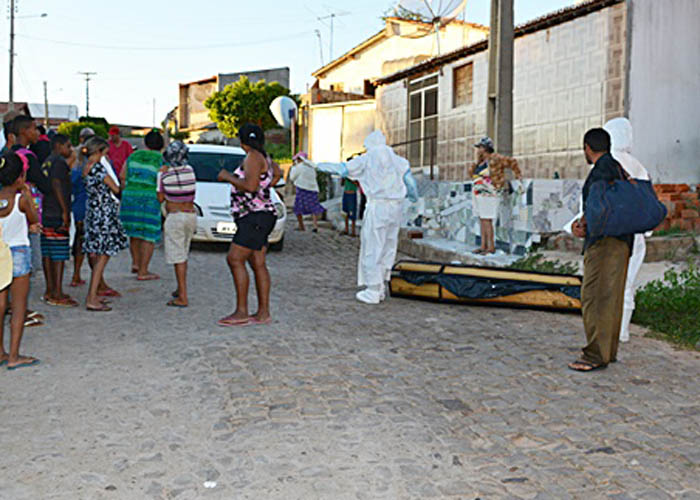 Vizinhos assistem resgate do corpo